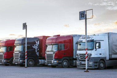 Scania ve Mercedes ağır kamyon römork ile