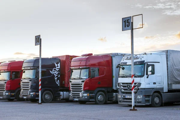 Тяжёлые грузовики Scania & Mercedes с прицепами — стоковое фото