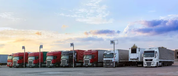 Scania, MAN & Mercedes Camiones pesados con remolques — Foto de Stock