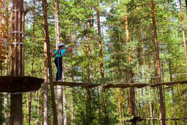 Lány a csuklós trail extrém rope Park — Stock Fotó