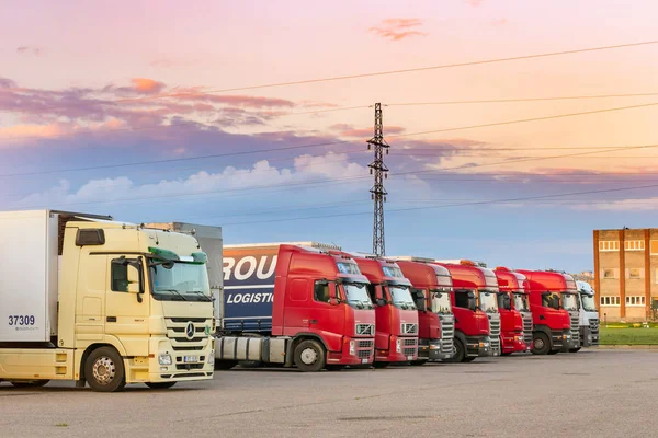 Mercedes, Volvo y Scania Camiones pesados con remolques — Foto de Stock