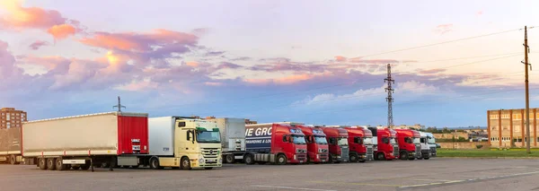 Тяжёлые грузовики Mercedes, Volvo & Scania с прицепами — стоковое фото
