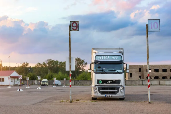 Camión pesado Volvo con remolque — Foto de Stock