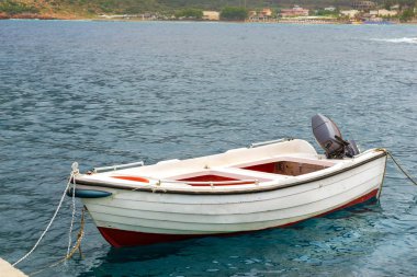 Bali, Crete dalgalar üzerinde sürüklenen boş Motorlu tekne