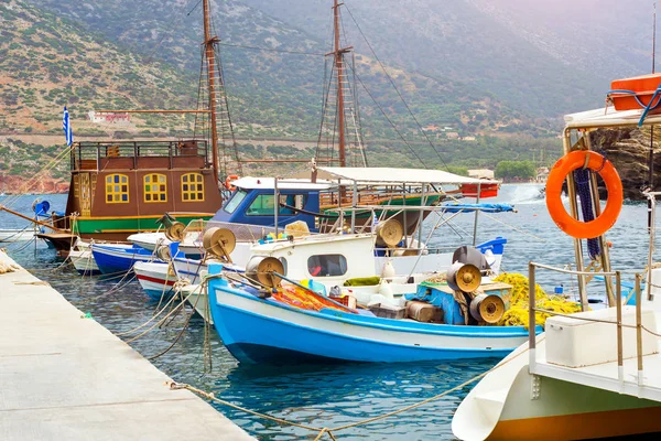 Рибальського порту з човна в Балі, Крит — стокове фото