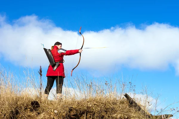 Archer shoots an arrow at target — Stock Photo, Image