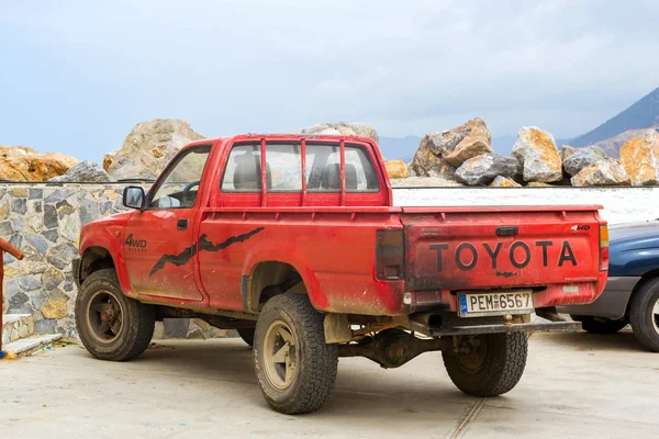 Camionnette Toyota garée à Harbour Bali, Crète — Photo