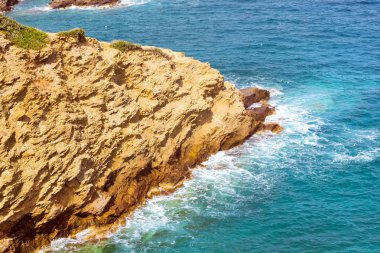 Dalgalar üzerinde kayalık sahil kır. Sahil ve plaj tatil köyü. Gün denizde temizleyin. Turist beach resort Bali köy, Crete island, Yunanistan, Beach mağaralar