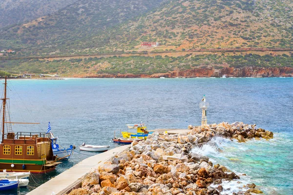 Рибальського порту з човна в Балі, Крит — стокове фото