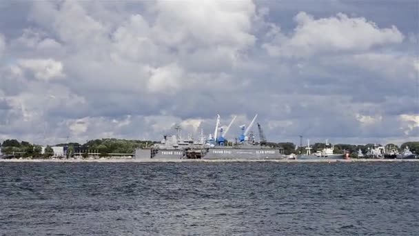 발트 해 항구에 항해 하는 바다 화물 바지선 — 비디오