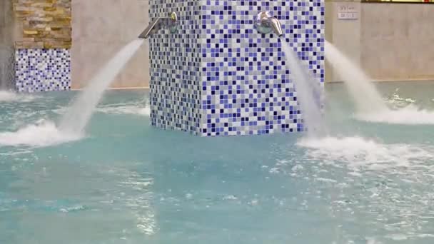 SPA-rilassante nel bagno caldo bolle — Video Stock
