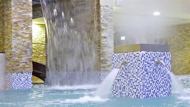 Wassermassage, Strahl klaren blauen Wassers — Stockvideo