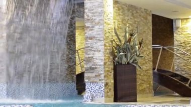 Dekoratif şelale - su düşüyor