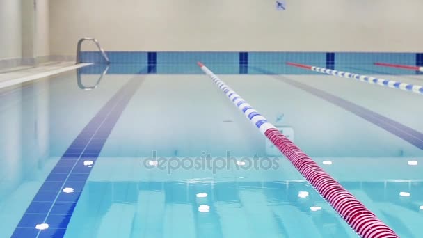 Αθλητική πισίνα με σήμανση λωρίδες — Αρχείο Βίντεο
