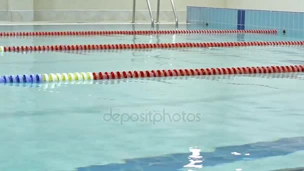 Piscine circulaire avec ruelles balisées — Video