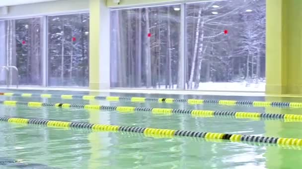 İnsanlar olmadan boş Yüzme Havuzu — Stok video