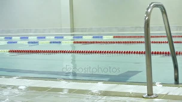 Piscina vacía sin gente — Vídeo de stock