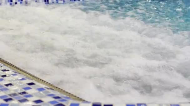Jacuzzi entre piscina com SPA — Vídeo de Stock