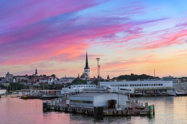 Tallinn liman terminali ve eski şehir Mimarlık