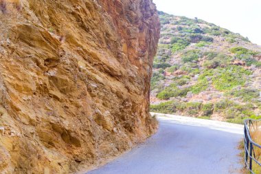 Dağ yolu, kayaların arasındangeçip kesti. Bali, Crete