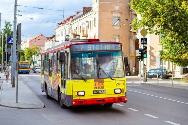 Vilnius arabası sürmek yoğun bir cadde boyunca