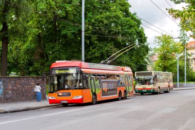 Vilnius arabası sürmek yoğun bir cadde boyunca