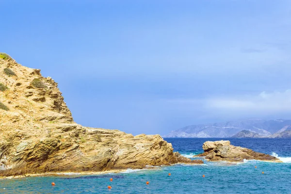 Las olas se rompen en la costa rocosa. Bali, Creta — Foto de Stock