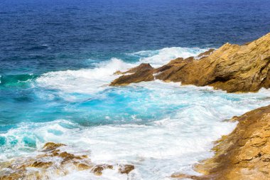 Dalgalar üzerinde kayalık sahil kır. Bali, Crete