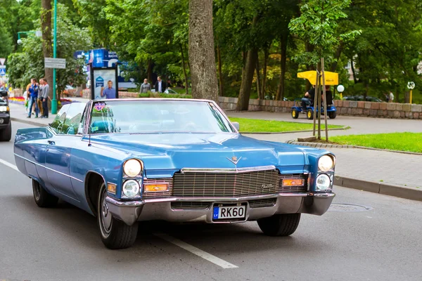 Desfile de carros americanos Cadillac em Palanga — Fotografia de Stock