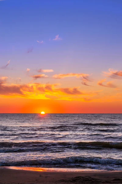 Puesta de sol en el mar Báltico en Palanga, Lituania — Foto de Stock