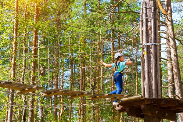 Flicka på svängbara leden i extrema rope Park — Stockfoto