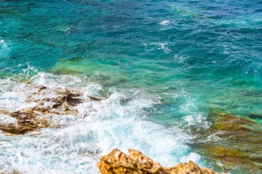 Dalgalar üzerinde kayalık sahil kır. Bali, Crete