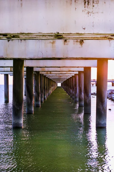 钢筋混凝土柱的码头。立陶宛考纳斯 — 图库照片
