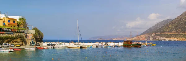 Puerto con barcos y faro en Bali, Creta — Foto de Stock