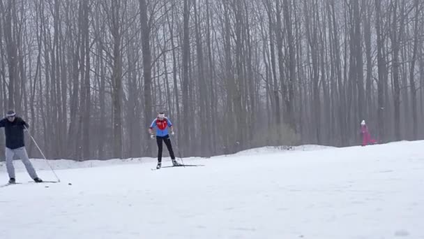 Esquiadores equipados esquiando en pista — Vídeos de Stock