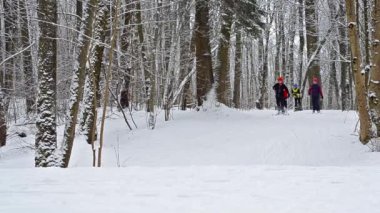 Genç tecrübesiz kayakçı pist üzerinde bir tepeden aşağı git