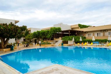 Otel, Bali turist olmadan boş havuza