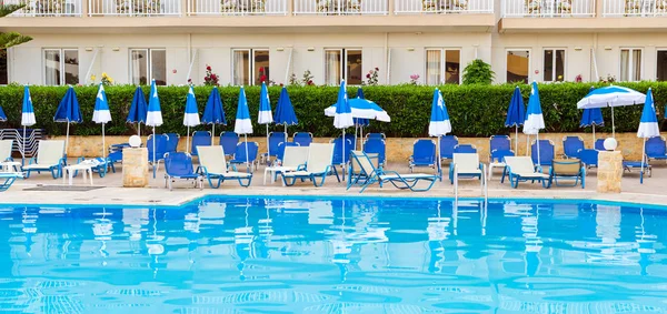 Relájese Tome Sol Piscina Con Agua Azul Clara Hotel Resort — Foto de Stock