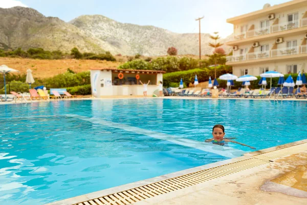 Κορίτσι με μαγιό κολύμβησης στην πισίνα, Μπαλί, Κρήτη — Φωτογραφία Αρχείου