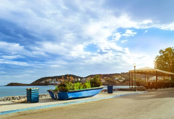 花壇、バリ島クレタ島で飾られた漁船 — ストック写真