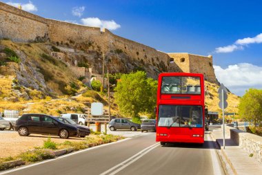 Kırmızı Çift katlı gezi otobüsü Resmo, Crete