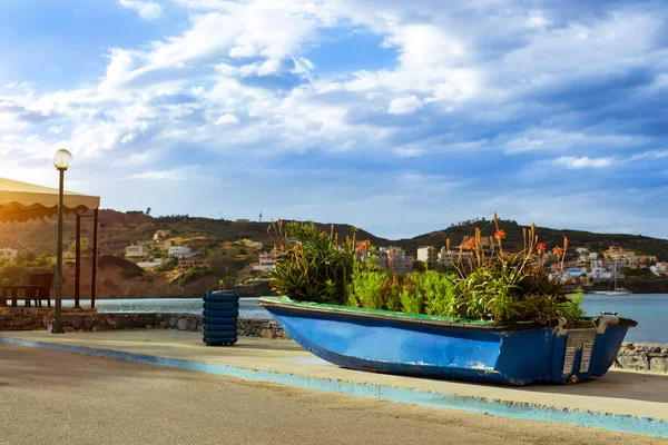 Рыбацкая лодка, украшенная клумбой Бали, Крит — стоковое фото