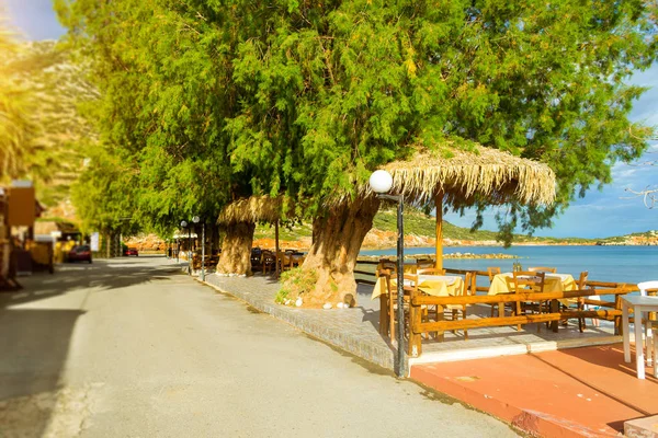 Mesas com guarda-chuvas no café. Bali, Creta, Grécia — Fotografia de Stock