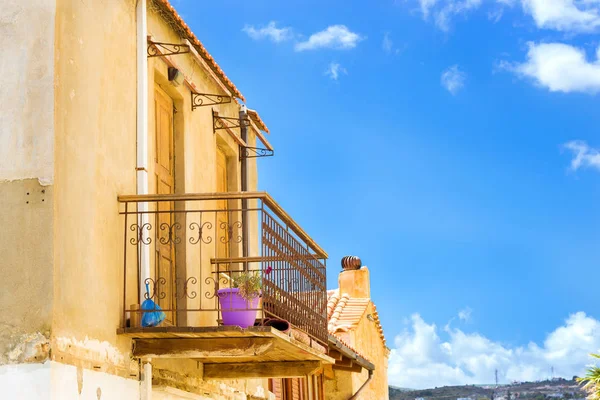 Balkon met smeedijzeren hek. Rethymno, Crete — Stockfoto