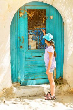 Kız mavi kapı çalıyor. Rethymno, Crete Yunanistan