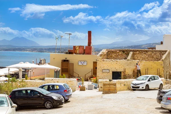 Bouwer steenhouwer herstellen stenen muur, Rethymno — Stockfoto