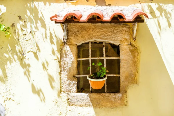 Betegelde luifel over venster. Rethymnon, Kreta, Griekenland — Stockfoto