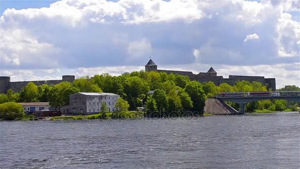 Pevnost Ivangorod stojí na břehu řeky Narva — Stock video