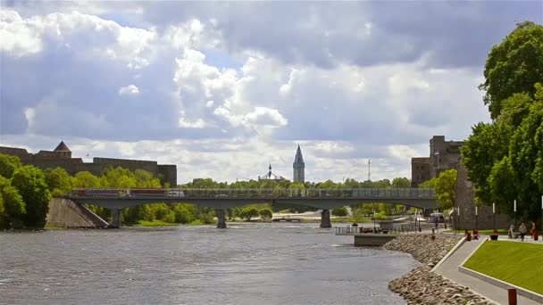 Narva Herman-kastély, Ivangorod fortress-folyó — Stock videók