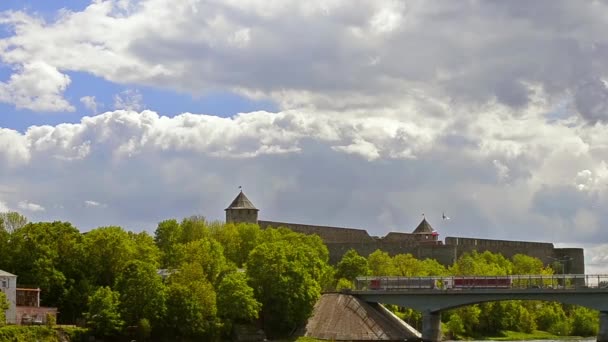Pevnost Ivangorod stojí na břehu řeky Narva — Stock video